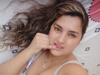 cam girl playing with vibrator BellaSky
