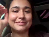 Me encantan las personas consideradas, las palabras amables y las miradas que lo dicen todo. Aprecio la conexión genuina, la dulzura con un toque de picardía y a quienes disfrutan cada momento.