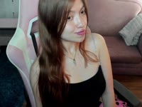 Dicen que tengo una mirada que enciende fantasías y una sonrisa que deja huella. Soy ese tipo de persona que te escucha con los ojos y te acaricia con las palabras. Sensual, atrevida y siempre con un toque dulce que termina volviéndose adictivo. No soy para todos... pero quienes me conocen, no me olvidan.