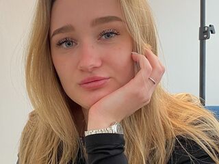 camgirl fingering bald pussy CristieBozzone