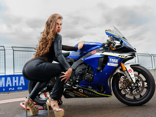 camgirl playing with vibrator Nicole