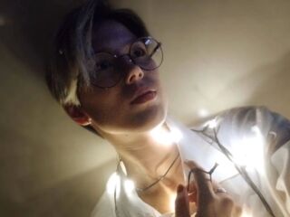 topless webcam girl AureliaRavens