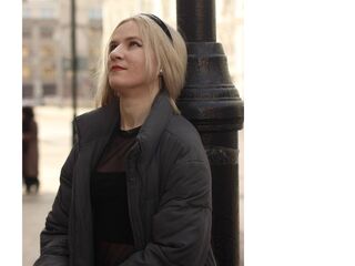 naughty cam girl masturbating with dildo CarinGoodwin