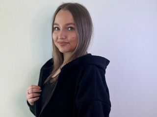 naughty camgirl fingering shaved pussy HortenciaAldi