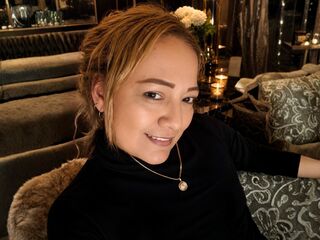 cam girl masturbating with vibrator IrishFaster