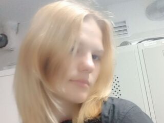 masturbating webcamgirl IzettaRambousek