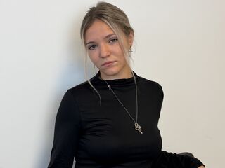 naughty camgirl masturbating with dildo KeiraTullier