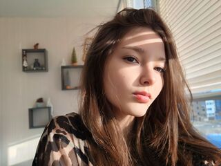 camgirl masturbating with vibrator KlaraWinett