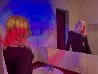 topless webcam girl LucilleWiste