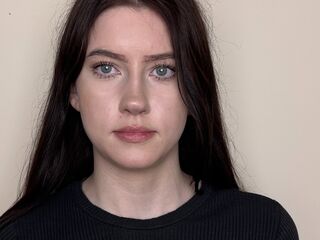 camgirl fingering shaved pussy OssieMichard