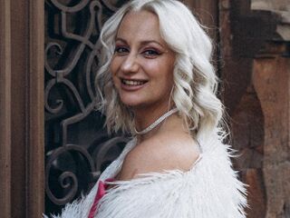 naughty cam girl masturbating with dildo WilsonAvery